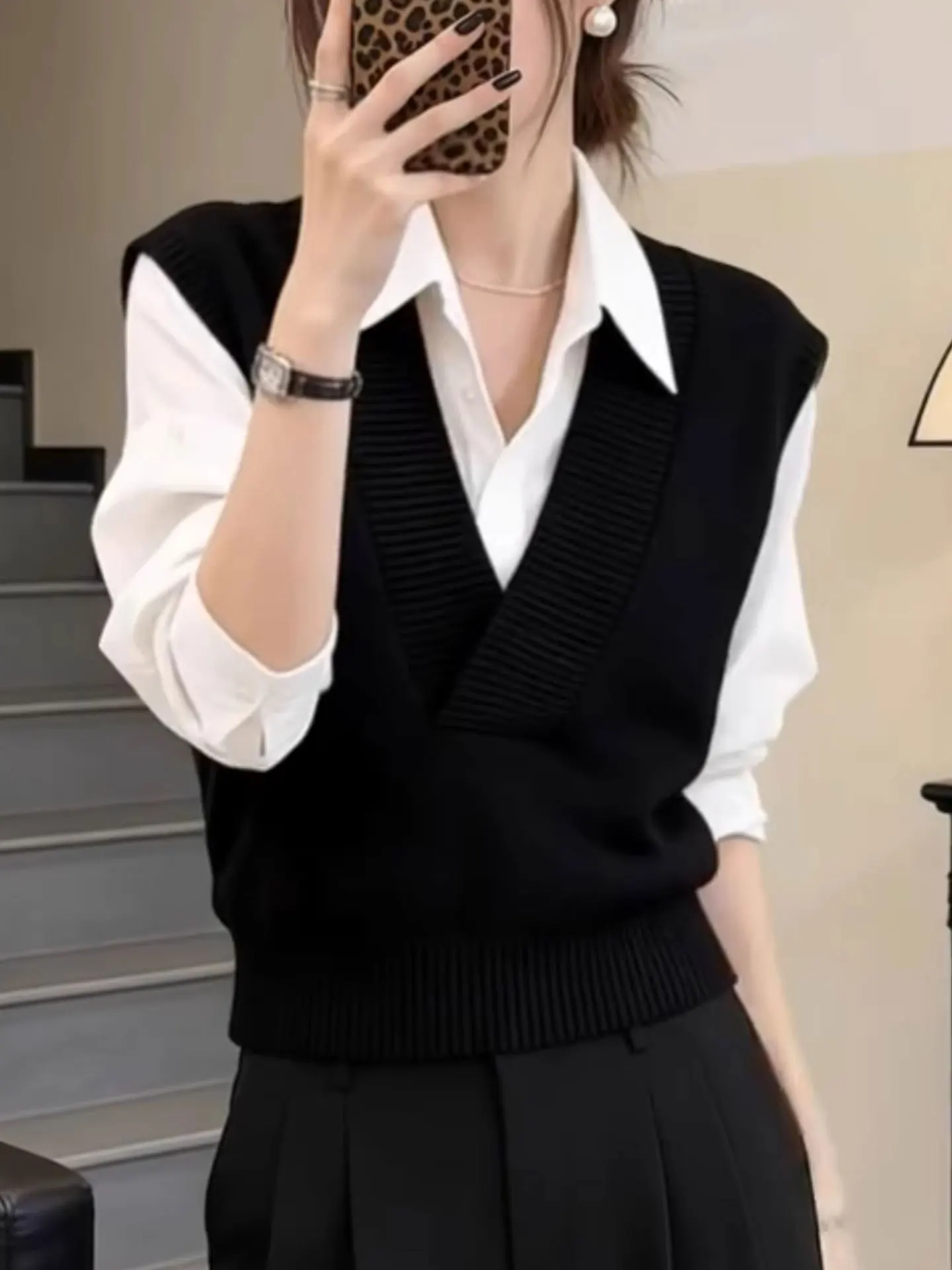

Black V-Neck Knitted Sleeveless Vest Women's Fashion Layering Comfortable Versatile Tank Top City Commute Style Spring 2026