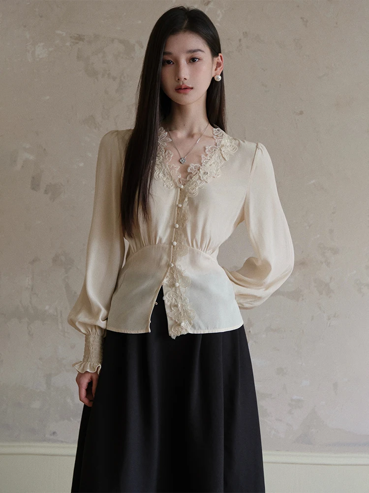 

Высококачественная женская блузка из ацетатной смеси с вышивкой бисером и узором в виде веревок, модель ChillCozy 'Zurich', приталенного кроя, с длинными рукавами и V-образным вырезом.