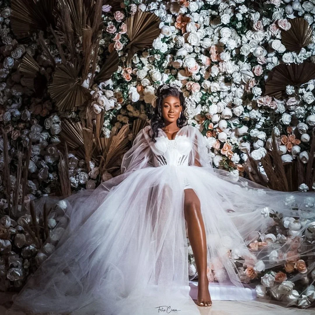 Suknia ślubna w kształcie litery A z dekoltem w serek, tiulowa, z długimi rękawami typu lampion, prześwitująca, z rozcięciem, idealna na przyjęcie weselne.