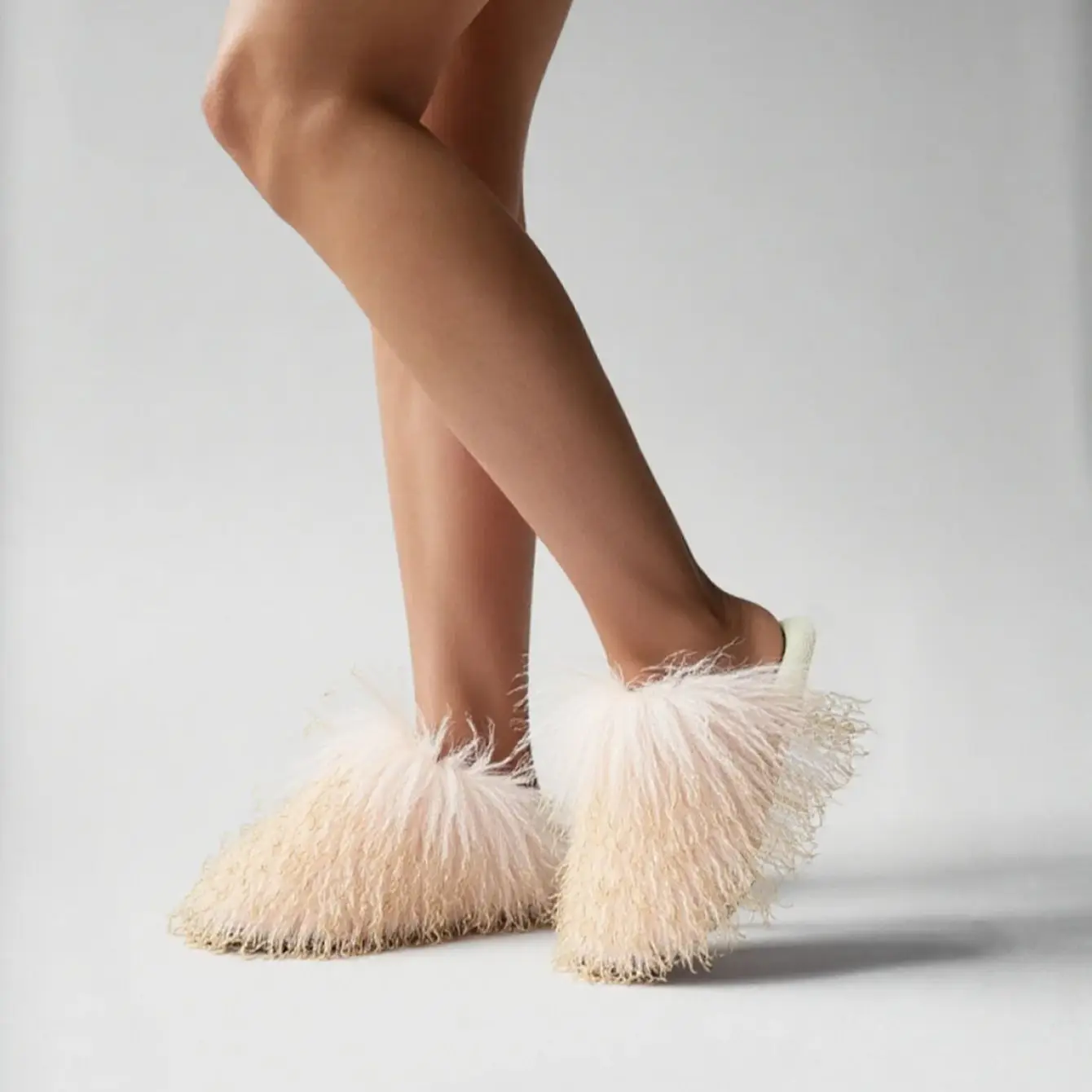 

Женские осенне-зимние меховые тапочки, пушистые тапочки из искусственного монгольского меха, теплые плюшевые тапочки, роскошные тапочки с плоской подошвой