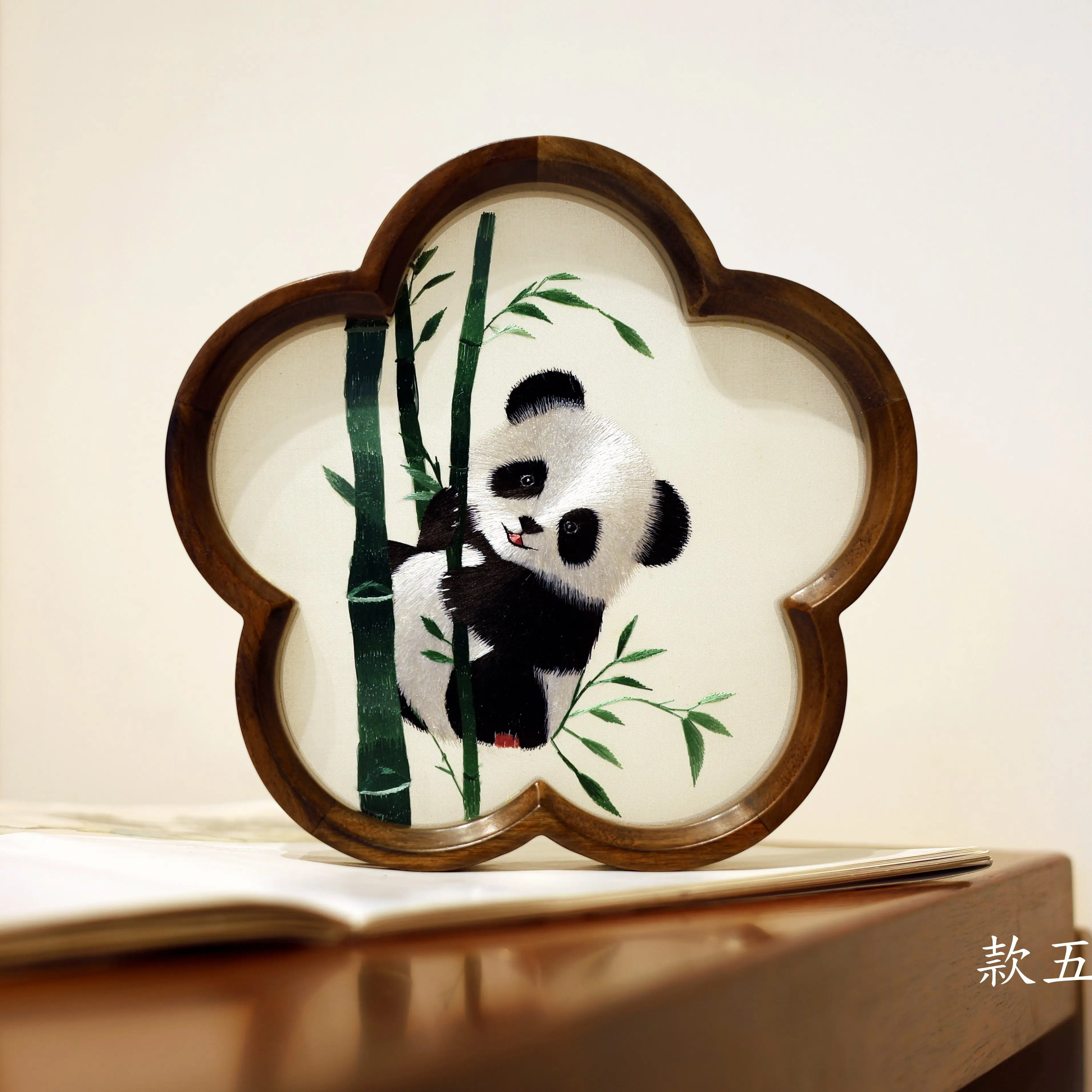 Suzhou Handmade Embroidery Double Sided Walnut Non-Heritage Desktop Decoration Chinese Characteristic Business Companion Gift
