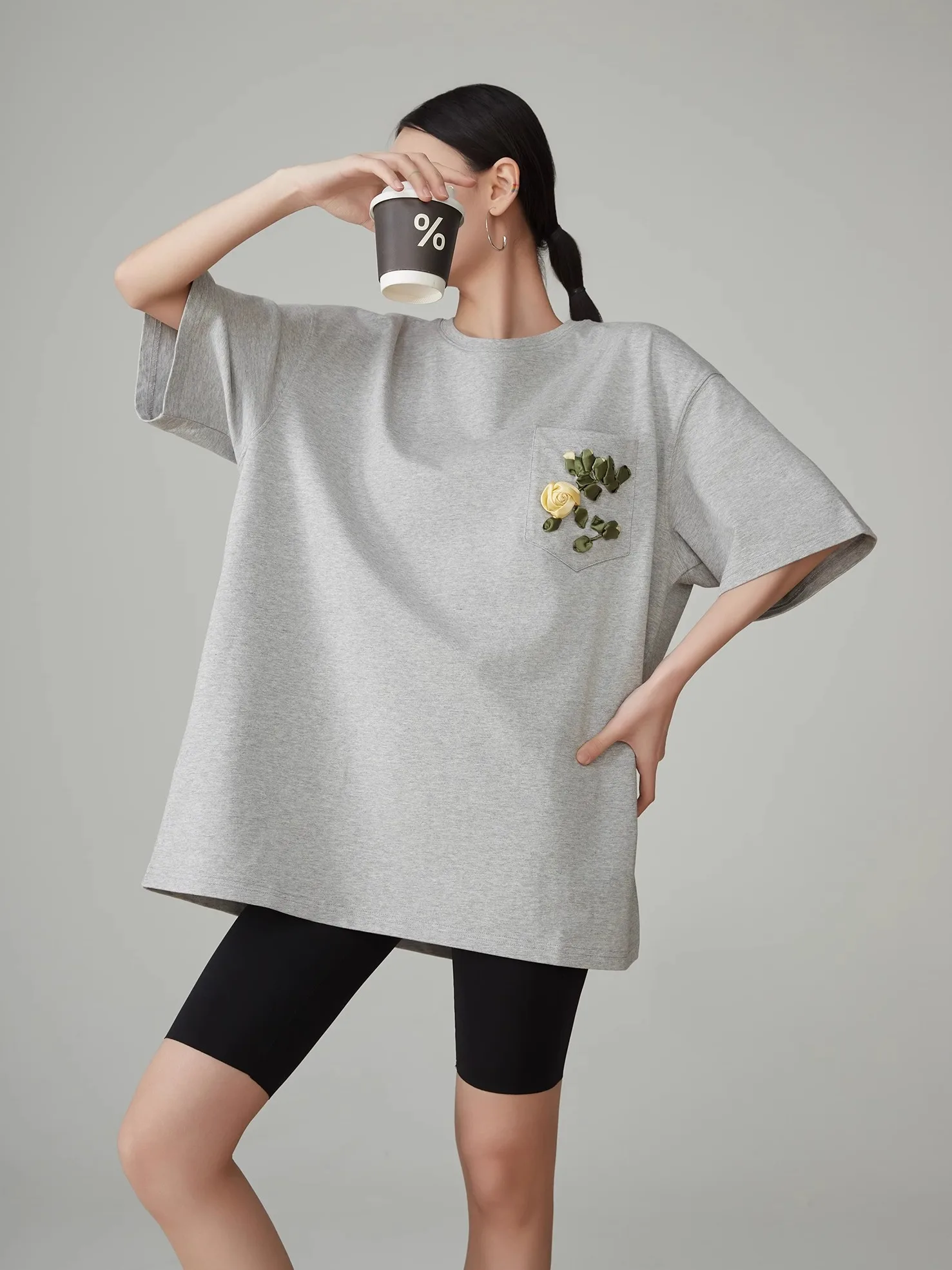 

Новая женская летняя футболка свободного кроя с вышивкой лентами и 3D-букетом роз, модный повседневный топ для отдыха