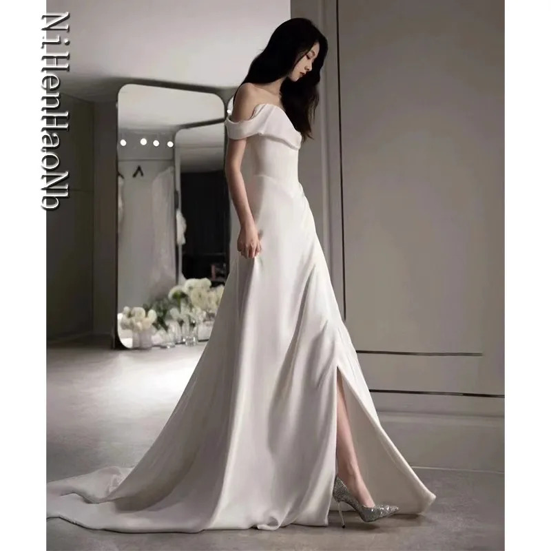 فستان الزفاف الفرنسي الخفيف كلمة واحدة الكتف الساتان الأبيض الباب التقطت الصور فساتين الزفاف مزاجه #3