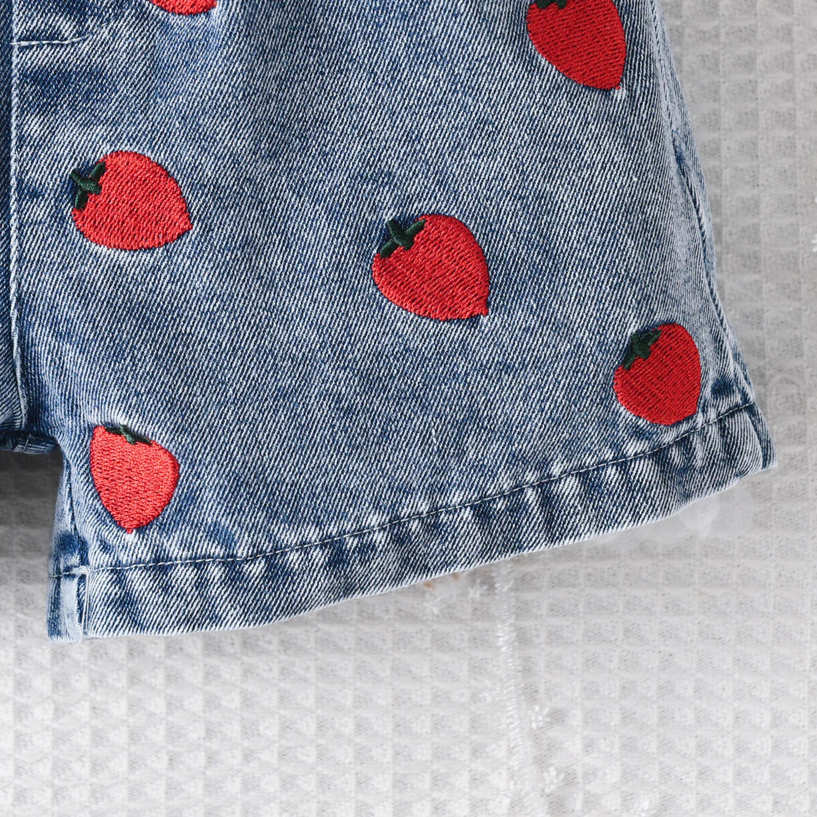 Summer 2Pcs Baby Girls Sets Newborn Clothes Pure Red Suspender+Embroidered Strawberry Printed Denim Shorts Fashion Baby Suits