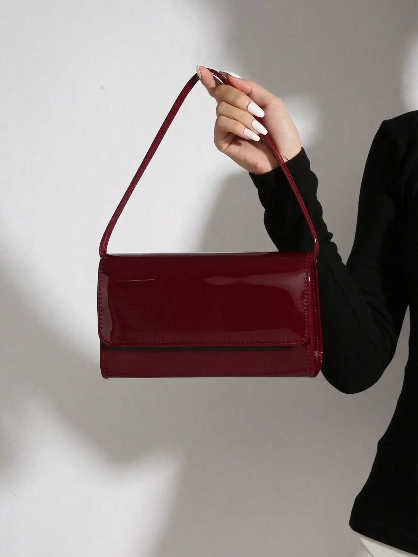 

Глянцевый клатч-конверт из лакированной кожи цвета бургунди с верхней ручкой