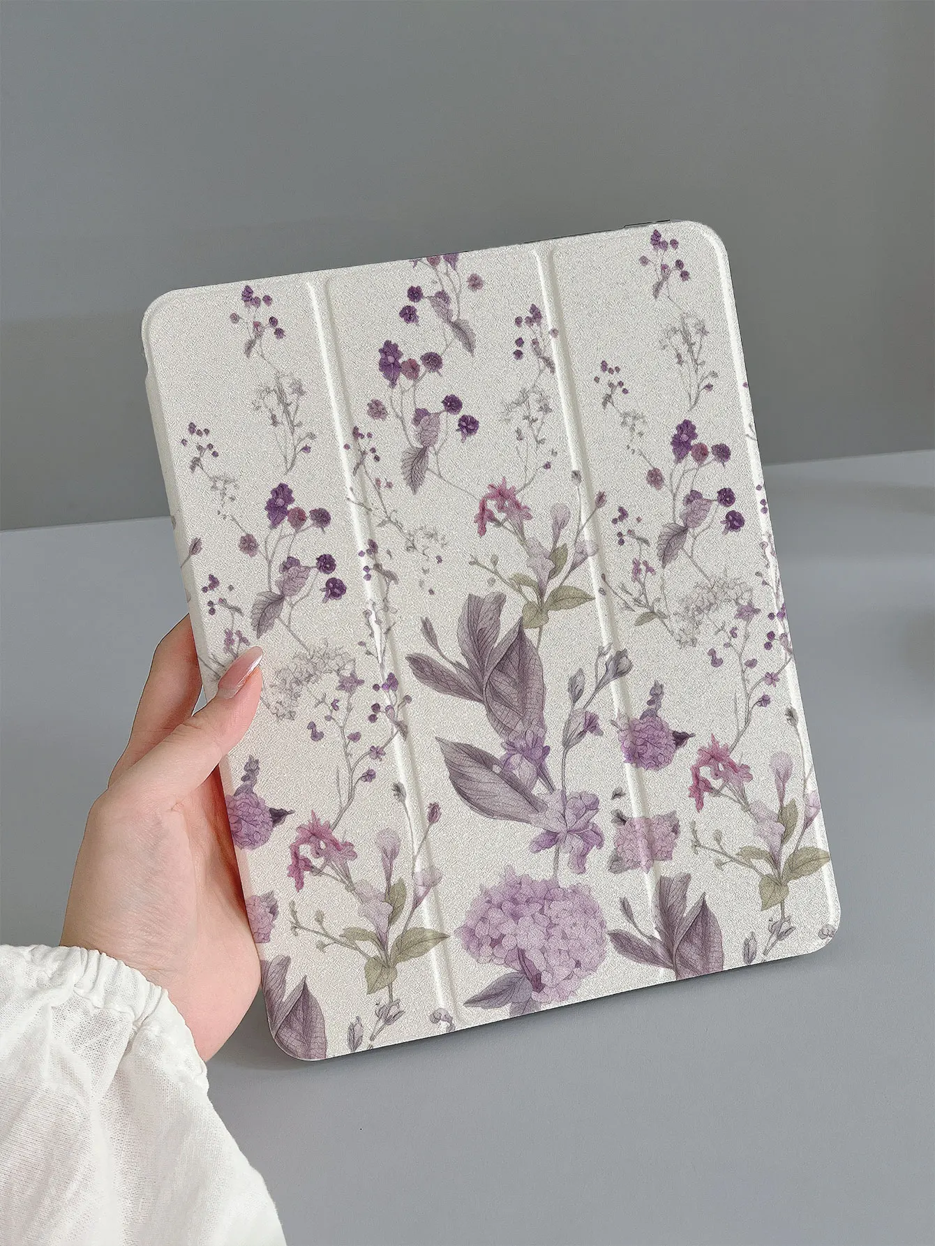 This Exquisite and Cute Cartoon Purple Floral Painted Transparent Back Case Is Suitable for iPad 7Th, 8Th (2019), and 10Th Generation Models. It Has a Built-In Pen Slot, Supports Sleep/Wake Function, and Has a Foldable