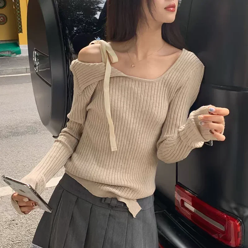 

Новый осенний модный свитер с открытыми плечами и разрезом по бокам, облегающий свитер с асимметричными бретелями для девочек, повседневный трикотажный топ