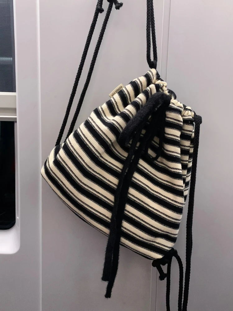 Bolsas de ombro multifunções, mochila com design listrado preto e branco, bolsa popular coreana simples, bolsa de grande capacidade, de lazer, nova