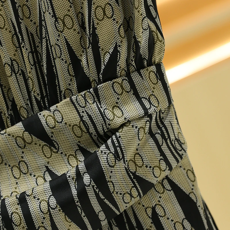 Damski kombinezon casualowy z okrągłym dekoltem, nadrukiem, dopasowanym krojem, wysokim stanem, długimi nogawkami, zapinany na guziki, modny, jesienny.