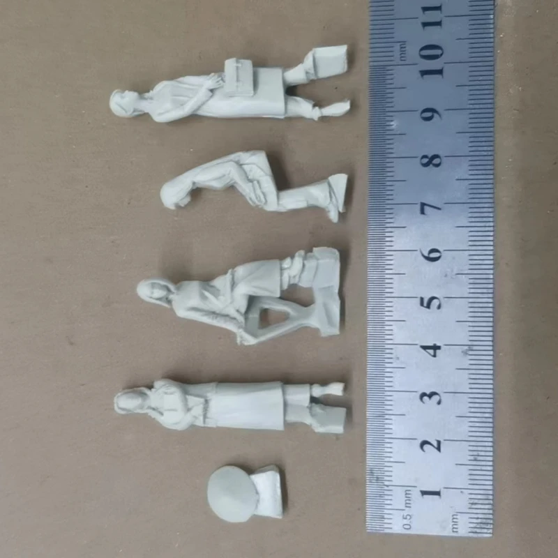 1/35 Scale Vietnamese Students 4 People Resin Figures Unassembled and Unpainted Model Kit Toys Free Shipping