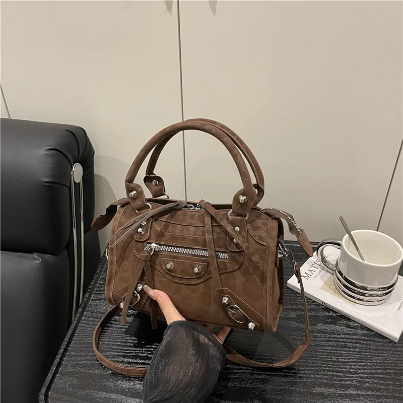 Vintage Wildlederähnliche Handtasche, Nieten-Reißverschluss-Dekor, Abnehmbarer Langer Riemen, Retro-Punk-Umhängetasche für Pendlerinnen – Detail 7