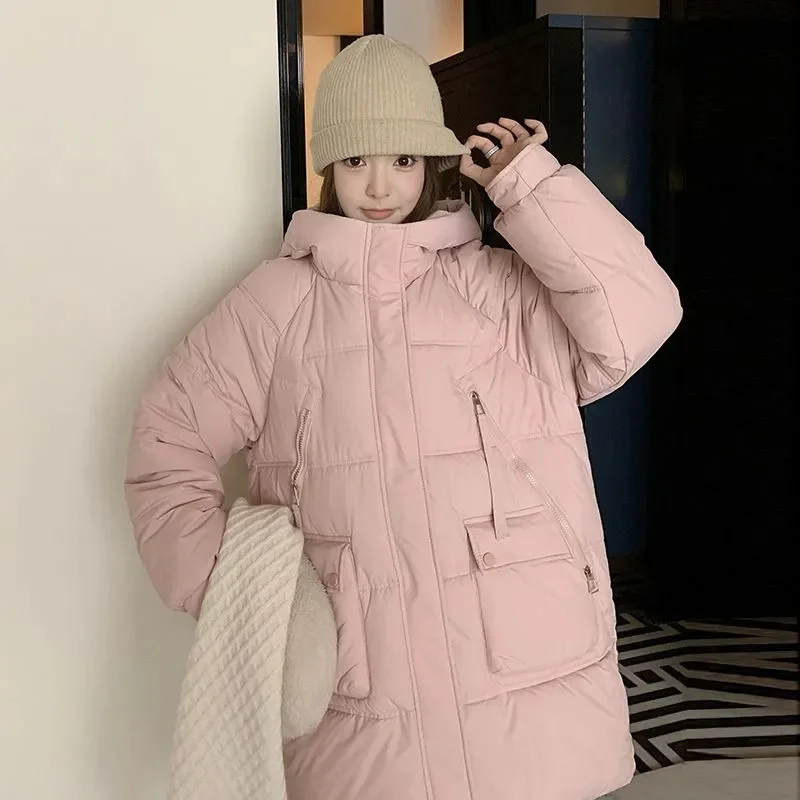Cappotto invernale stile coreano imbottito in cotone ispessito vestibilità ampia lungo nuovo modello 2025 piumino imbottito con cappuccio abbigliamento da neve JJ535