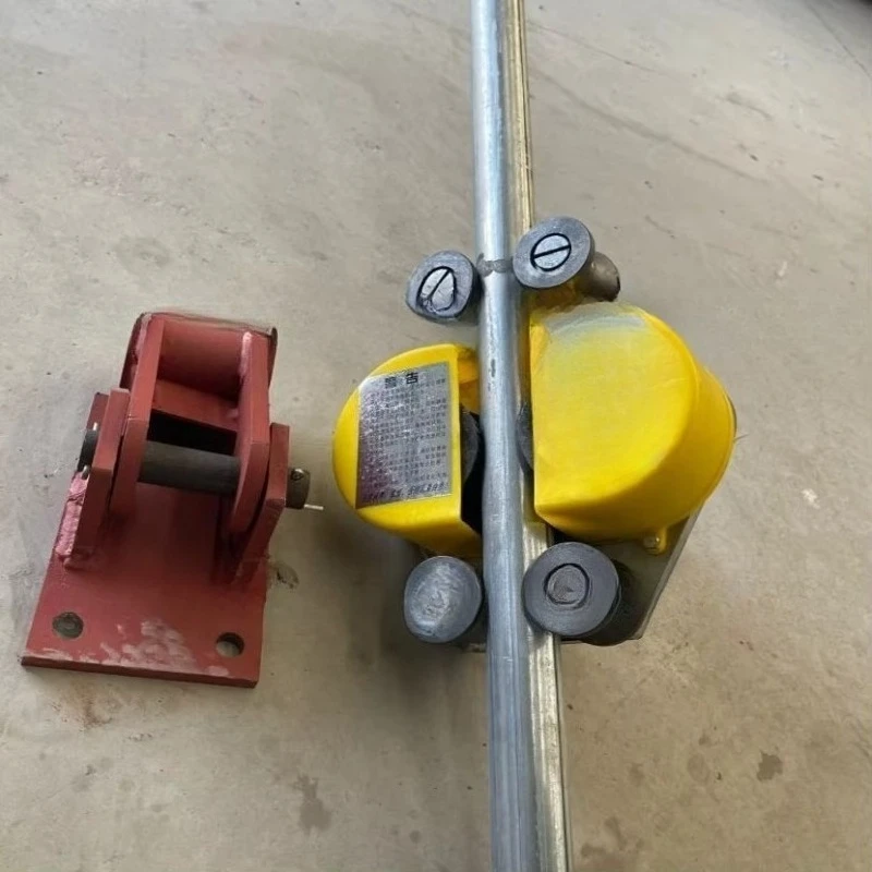 Freight elevator safety device, crane guide rail fixture, with broken rope protection function