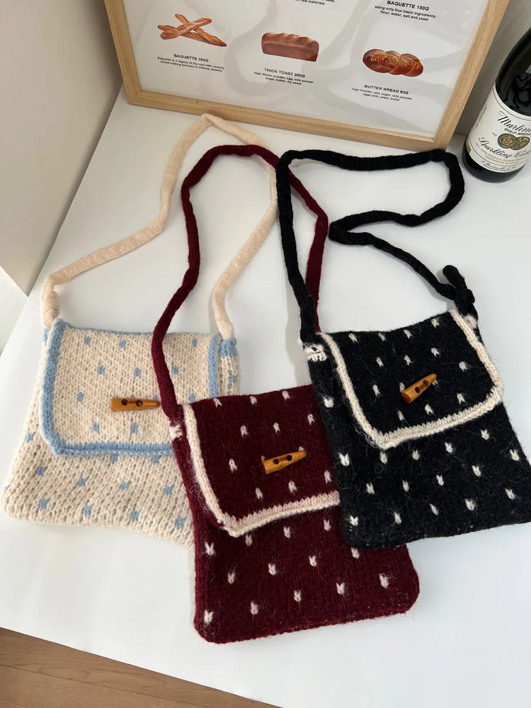 Autumn and Winter New Sle Horn Buckle Knitted Mini Shoulder Bag Wool Woven Shoulder Small Bag Versatile Girl Mobile Phone Bag