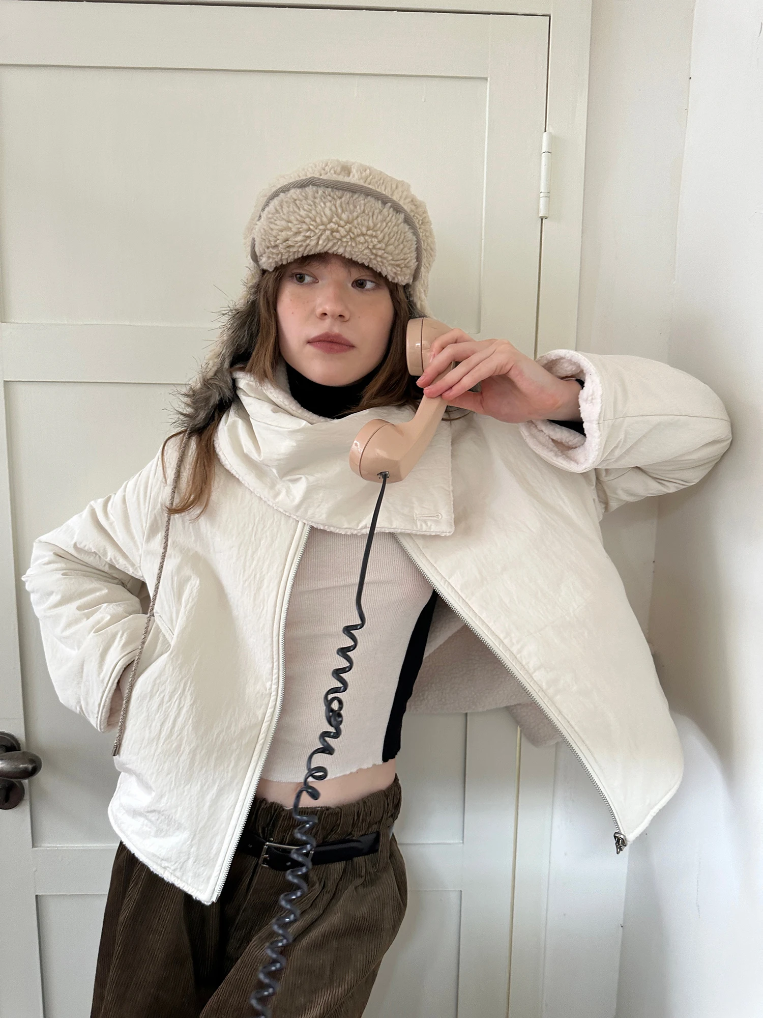 

Утепленная хлопковая куртка женская повседневная свободного кроя на молнии с капюшоном, двусторонняя, на флисовой подкладке, с шарфом в комплекте