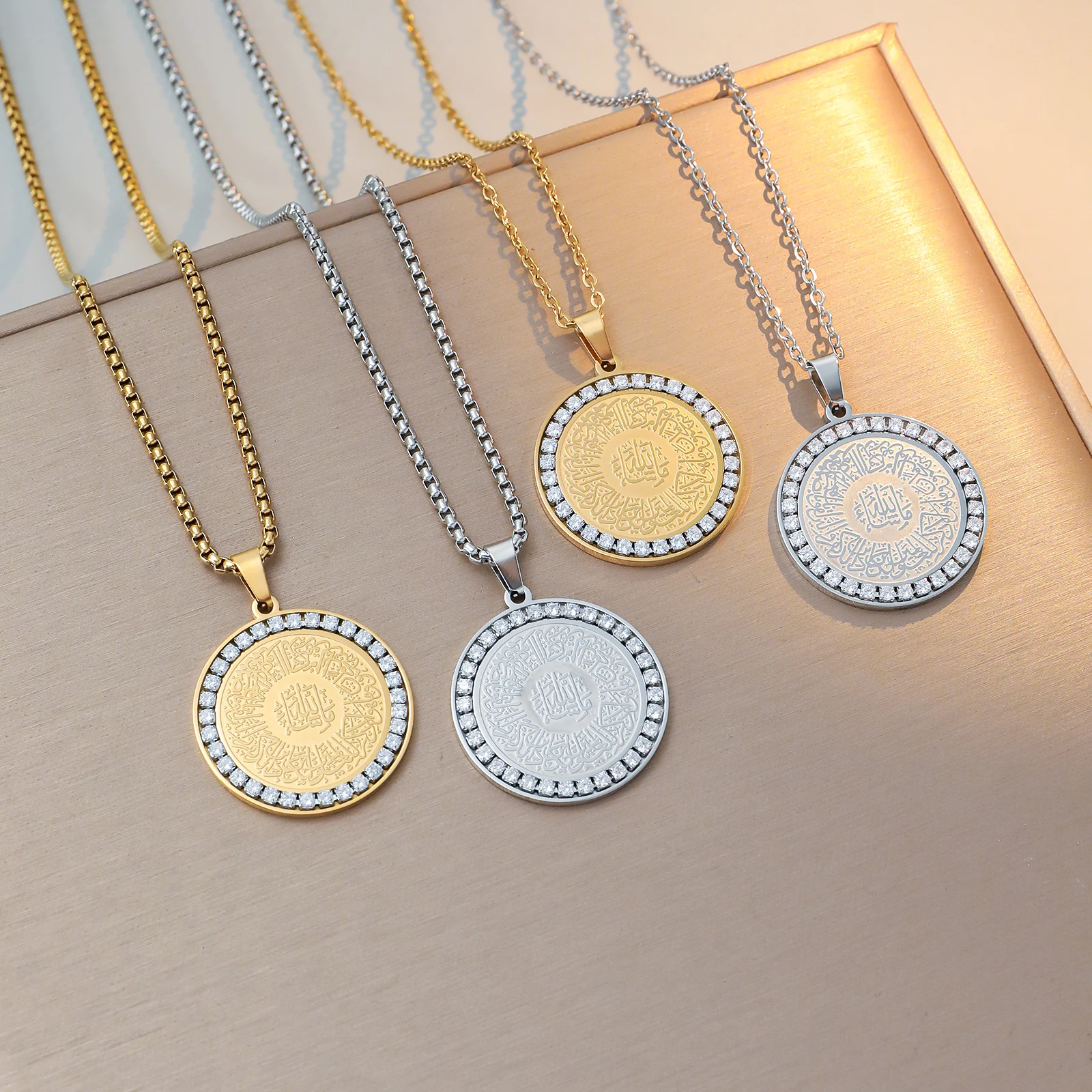 Ayat Al-Kursi Circular Necklace with Zirconia-Studded Edges, 304 Stainless Steel Islamic Amulet Pendant Necklace, Accessory for Daily and Formal Ceremonies
