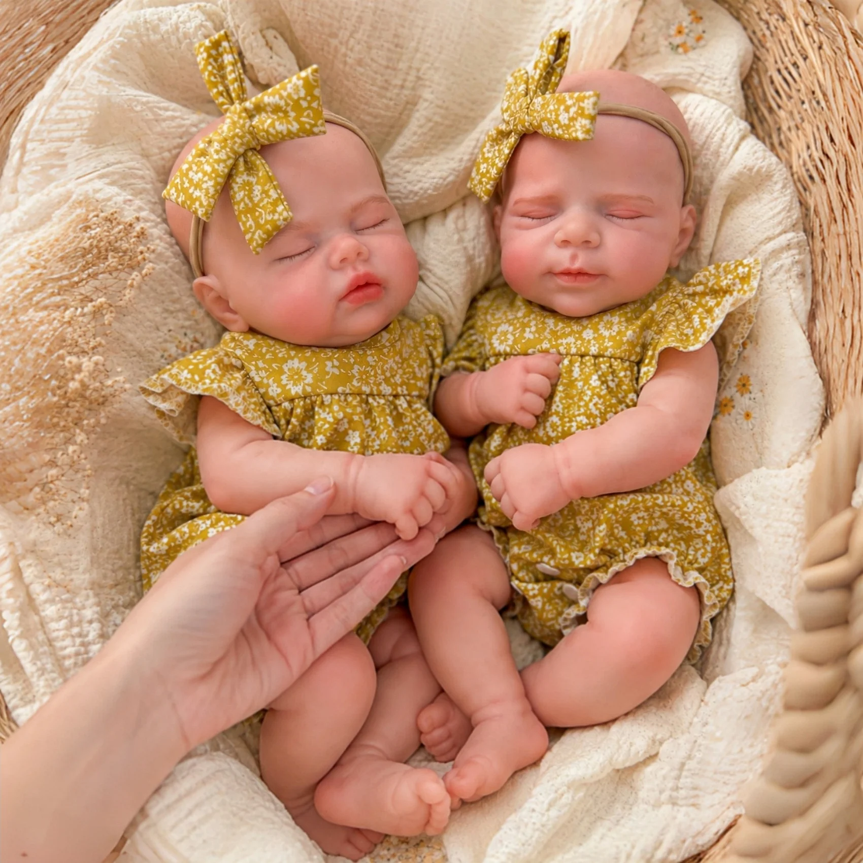 poupee-bebe-fille-en-silicone-souple-de-13-pouces-avec-bouche-ouvrable-peau-peinte-a-la-main-pour-cadeaux-d'anniversaire-de-fille