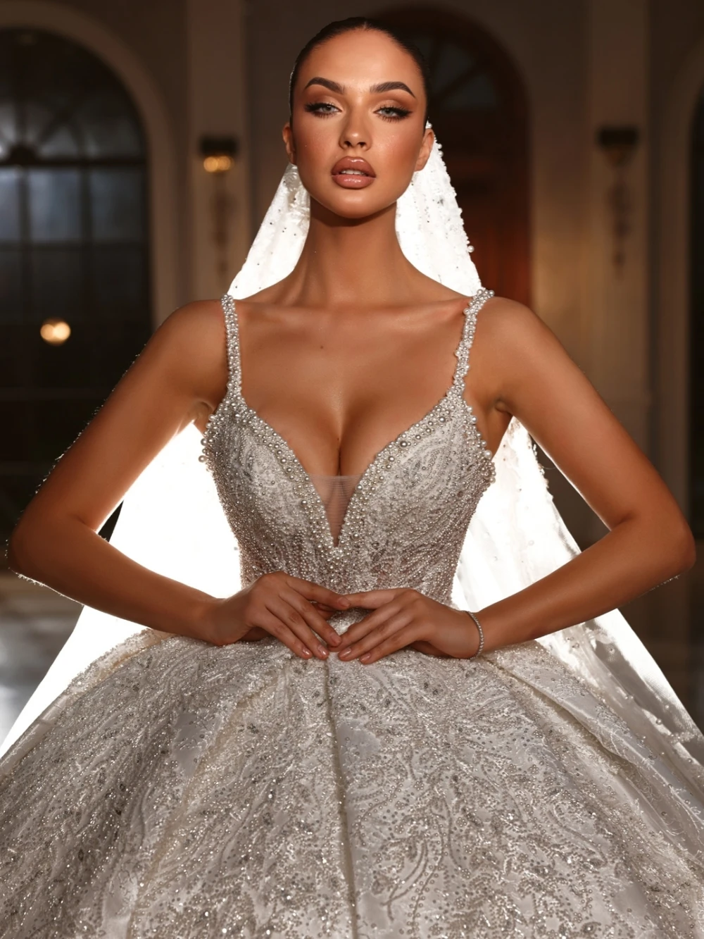 سباركلي مطرز السباغيتي الأشرطة فستان الزفاف الفاخرة اللؤلؤ الخامس الرقبة فستان زفاف مخصص الساحرة فستاين سهرة/فساتين الحفلات للعروس