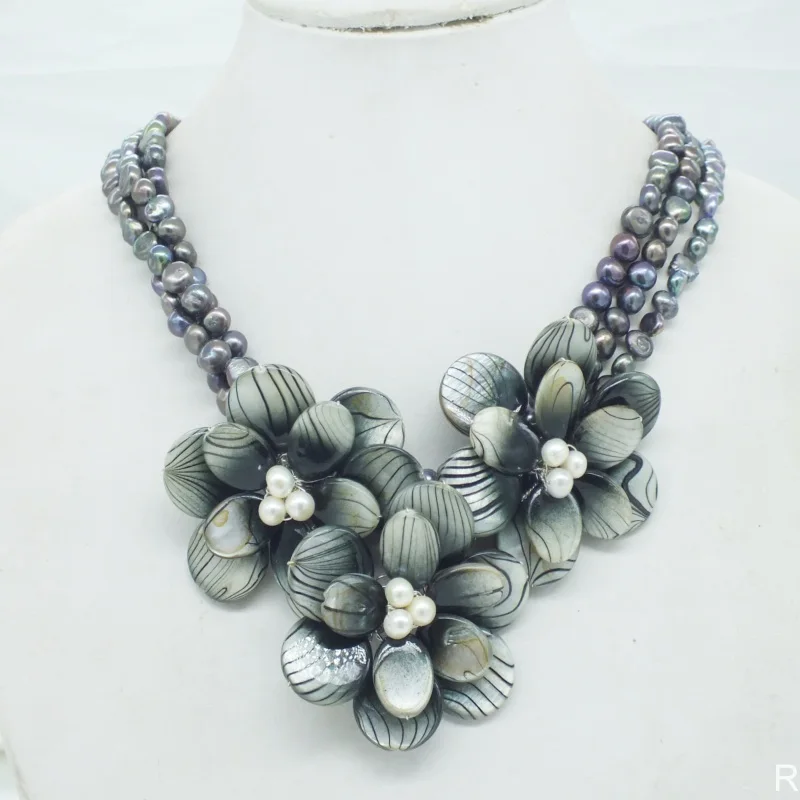 

exquisite. Pretty Freshwater pearl / shell flower necklace 20"