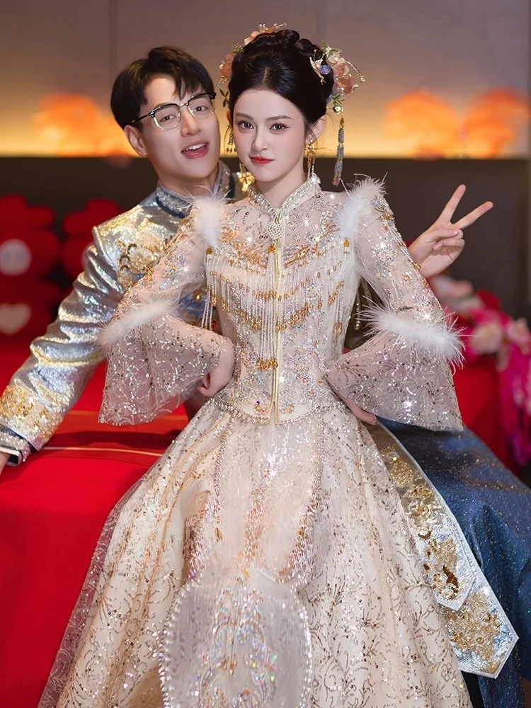

A new Chinese-style wedding dress in champagne-colored gauze featuring phoenix crown and red robe is now available light colors