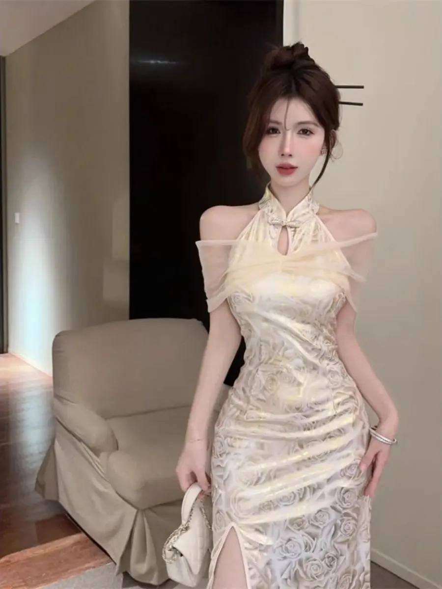 

Новое китайское облегающее платье-ципао для женщин: дизайнерская сенсация с открытыми плечами, подчеркивающее контуры тела, средней длины.