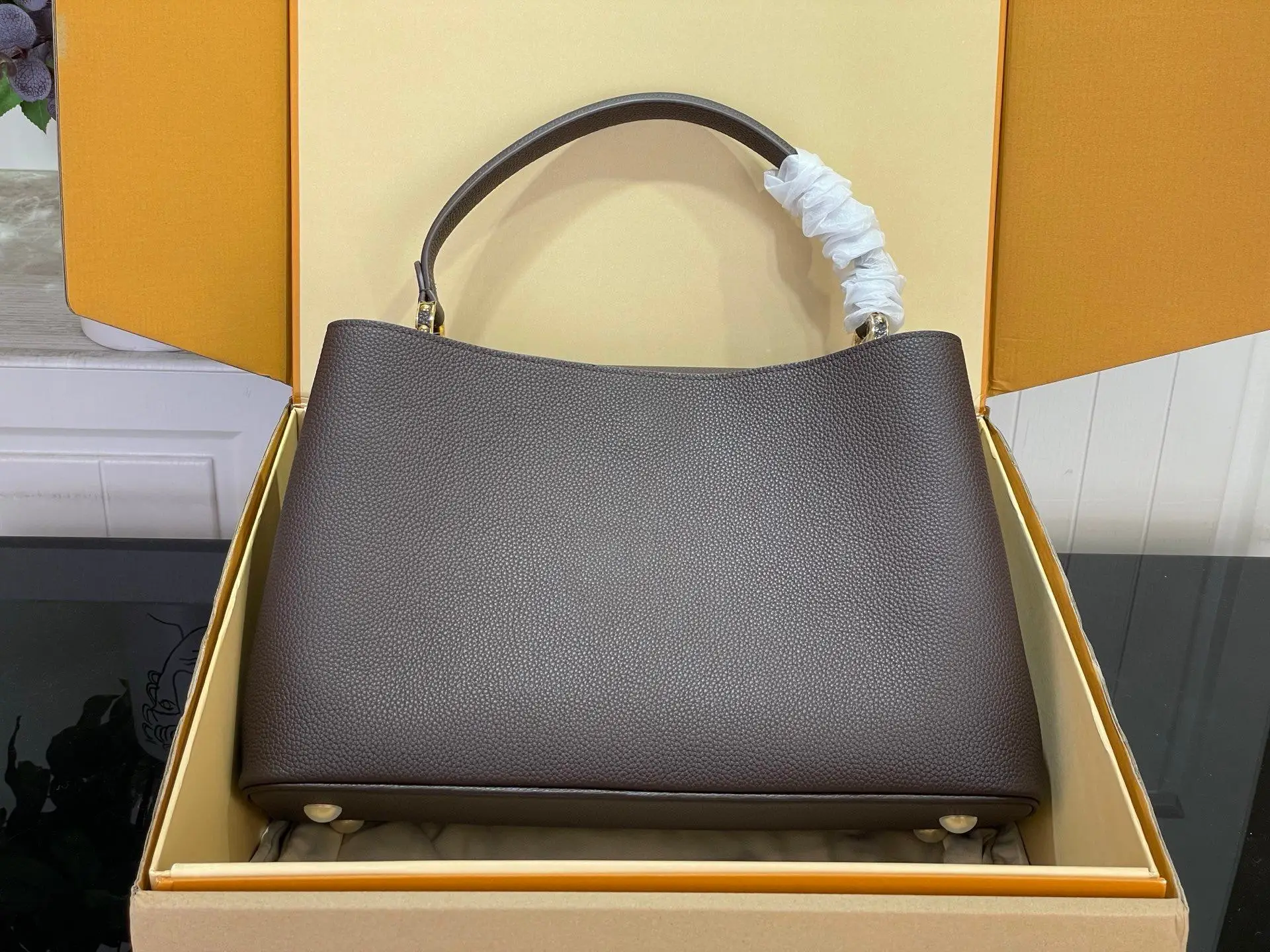 

Spring/Summer 2026 Women's Full Grain Leather Handbag Large Capacity with Gold Hardware Elegant Style