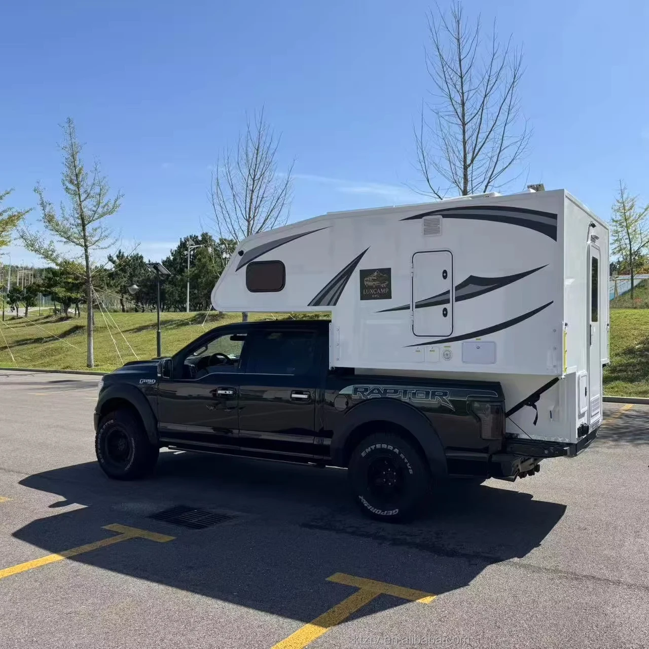 Lightweight Pickup Truck Camper with Bathrooms China Manufacturer's Slide Out Outdoor Camping Feature
