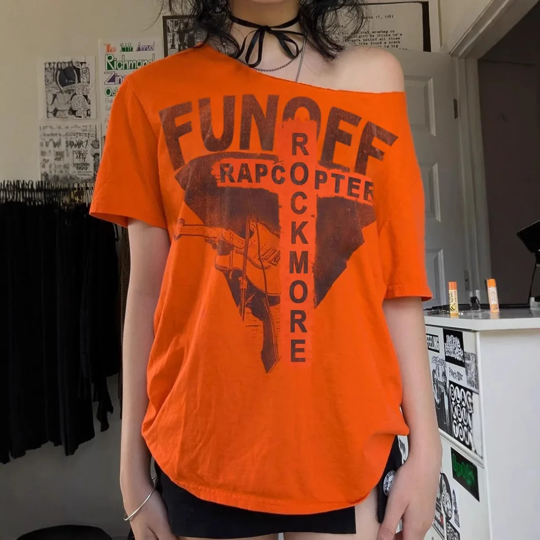 

Zeyla женская винтажная футболка с открытыми плечами 2025 года, свободная американская футболка в стиле ретро с короткими рукавами и графическим принтом Y2K, уличная одежда, сексуальный укороченный топ