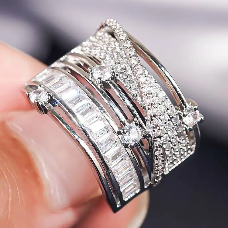 Huitan Mehrschichtiger Damenring mit ausgehöhltem Design für Partys, luxuriöser Damen-Alltagsmode-Accessoire, zarter Schmuck mit CZ