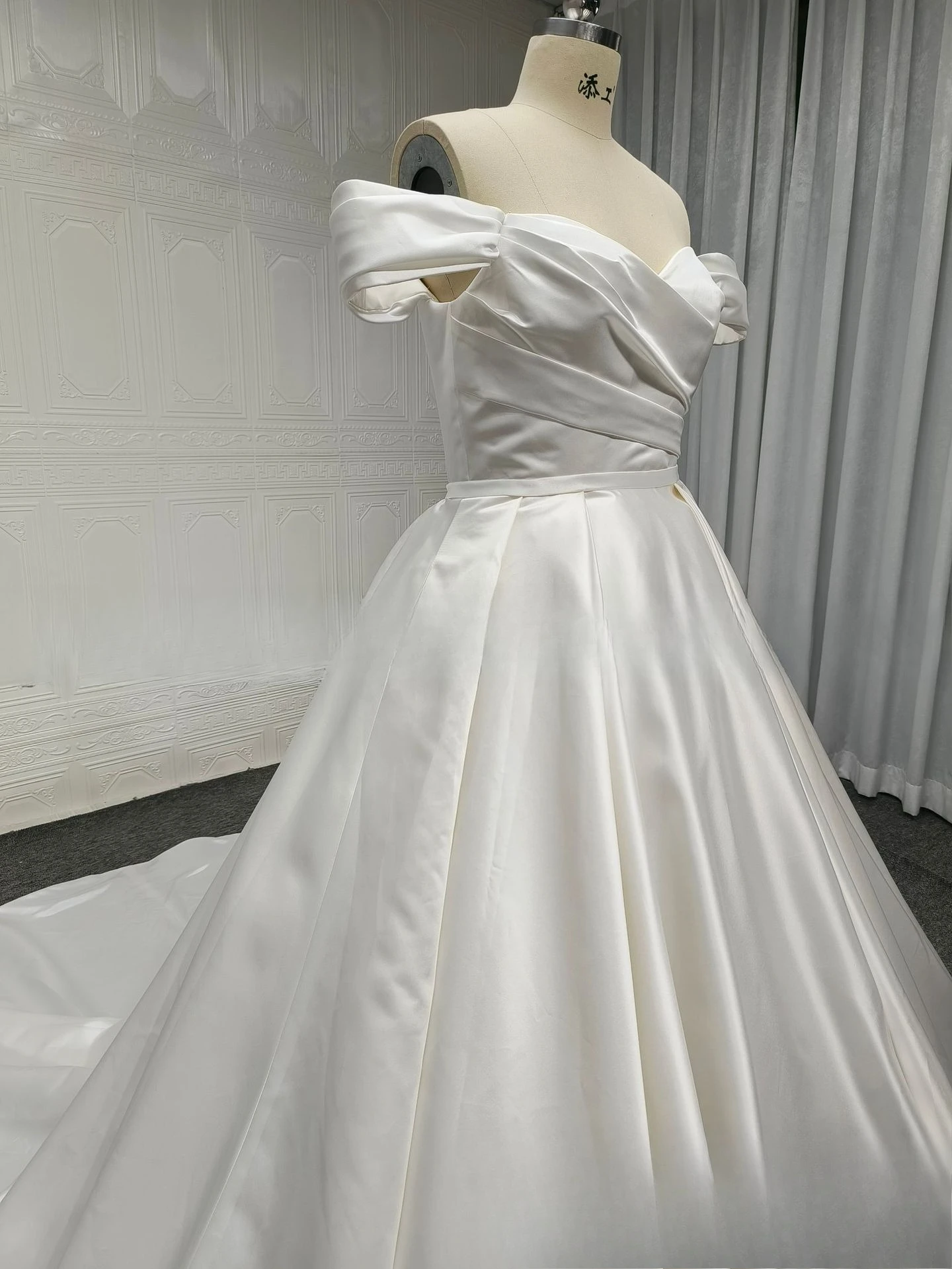 Vestido de noiva de cetim com glitter branco marfim