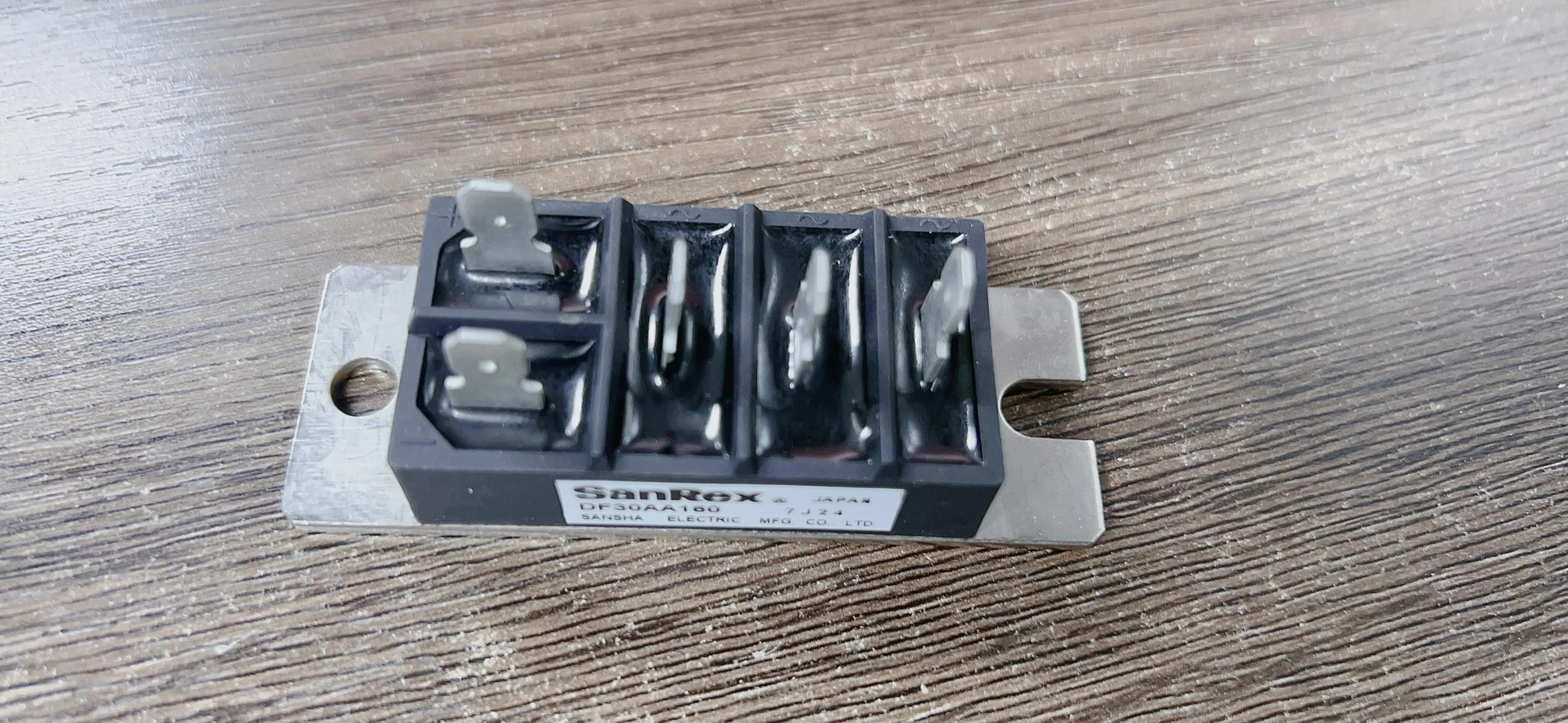 

Модуль трехфазного выпрямительного моста DF30AA160 доступен для немедленной продажи с минимальным количеством заказа один.