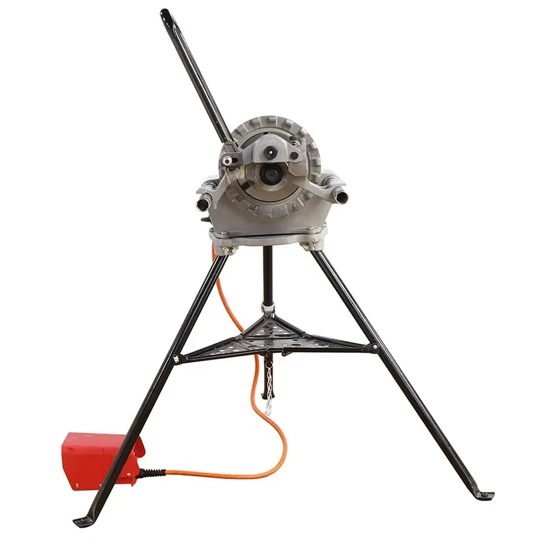 Portable power pipe threader designed for field construction and heavy pipe installation