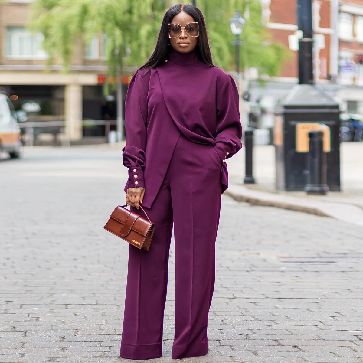 بدلة نسائية لخريف وشتاء 2025 بياقة عالية وأكمام طويلة غير منتظمة بلون سادة بنطال واسع الساق ملابس نسائية طقم مكون من قطعتين