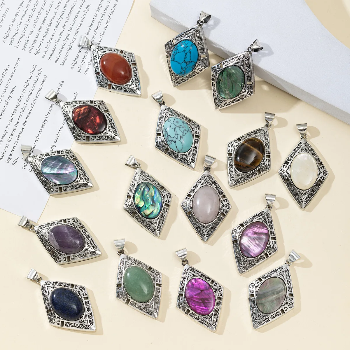 Hot-selling shell necklace for women, fashionable and versatile, with a high-end feel, diamond-shaped semi-precious stone sweate
