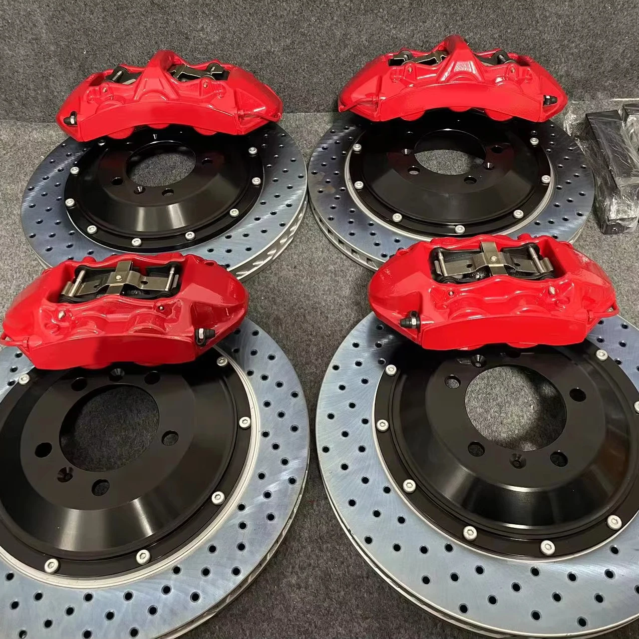 

Комплект красных гоночных тормозов для BMW E46 E90 E81 E87 E86 E91 E92 E93: 6-поршневые/4-поршневые суппорты, 405 мм перфорированные диски