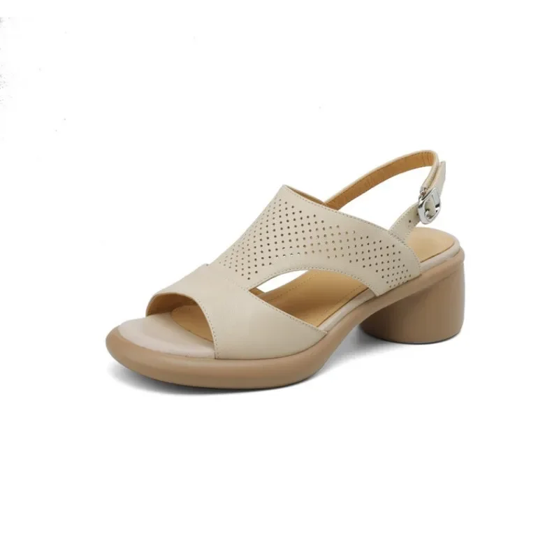 

New round toe sandals for breathable and comfortable commuting with hollowed out upper design