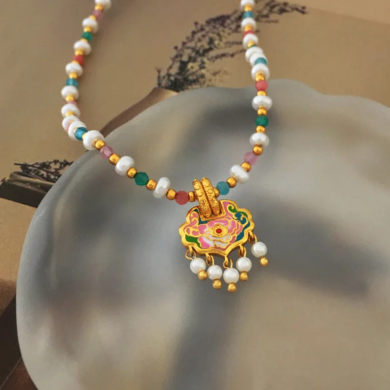 

High-end Natural Stone Beaded Necklace New Chinese Painted Freshwater Pearl Small Locket Tassel Necklace Niche Collarbone Chain