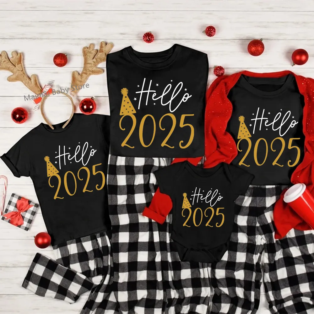 

Hello 2025 Family Matching Outfits Cotton Mother Father and Daughter Son Kids Tshirts Baby Romper Look New Year's Clothes