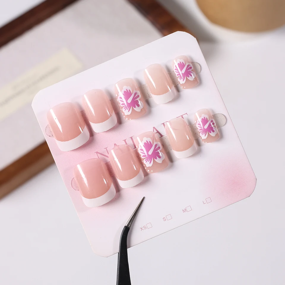 24 uñas postizas cuadradas cortas rosas con flores blancas estilo francés hibisco floral uñas de presión cubierta completa 2