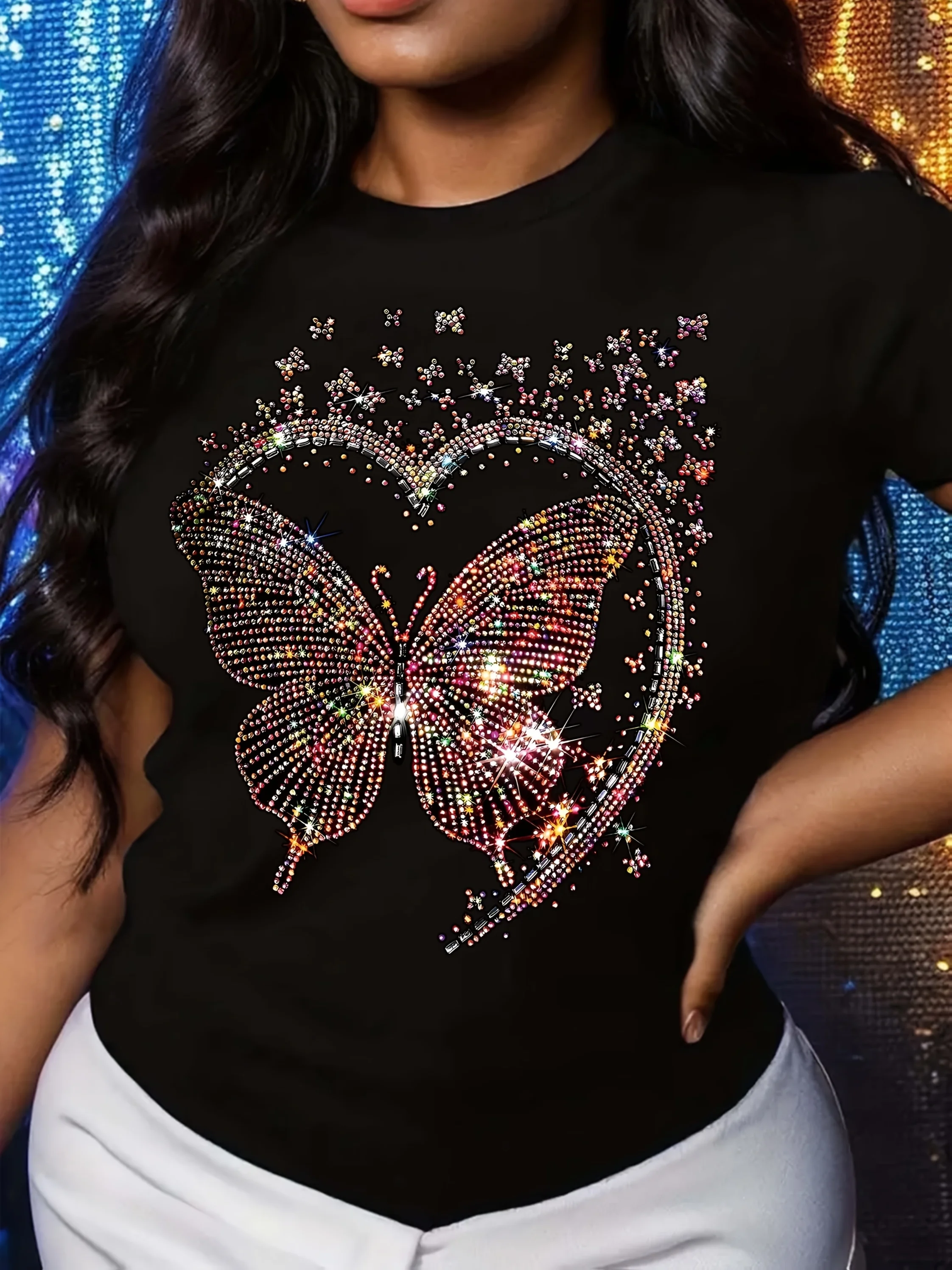 T-shirt da donna con stampa cuore a farfalla scintillante, top girocollo casual a maniche corte, design rosa e blu vibrante, morbido tessuto di cotone