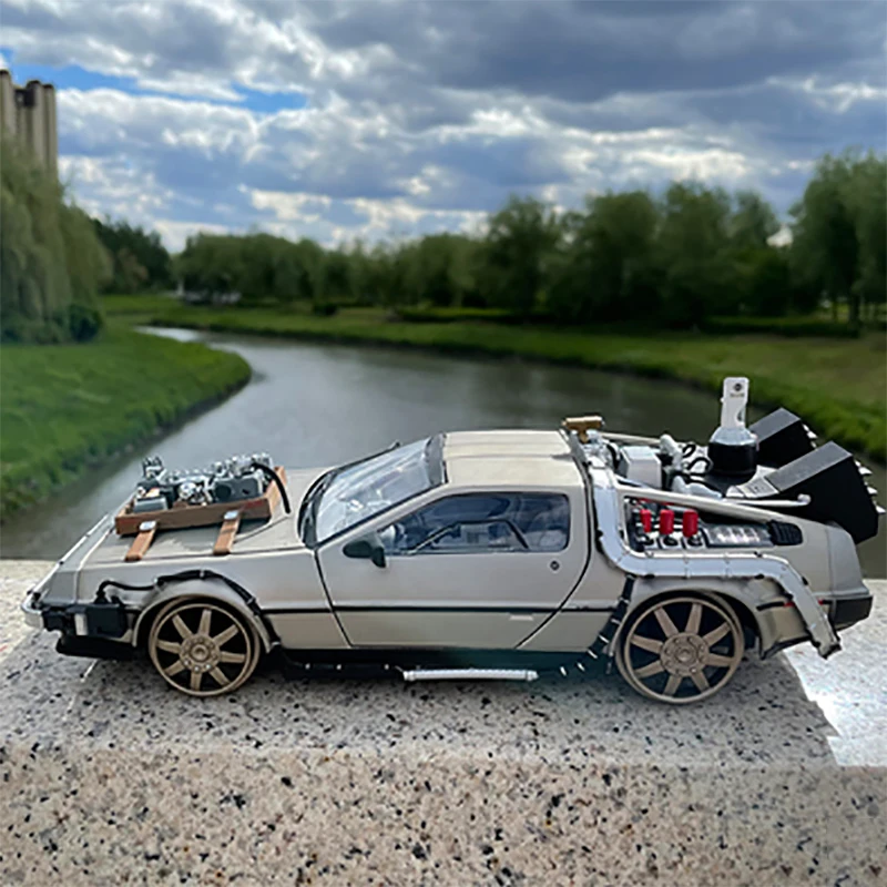 Back to the future car model movie version of the 1:18 DMC time machine flight version alloy simulation car model