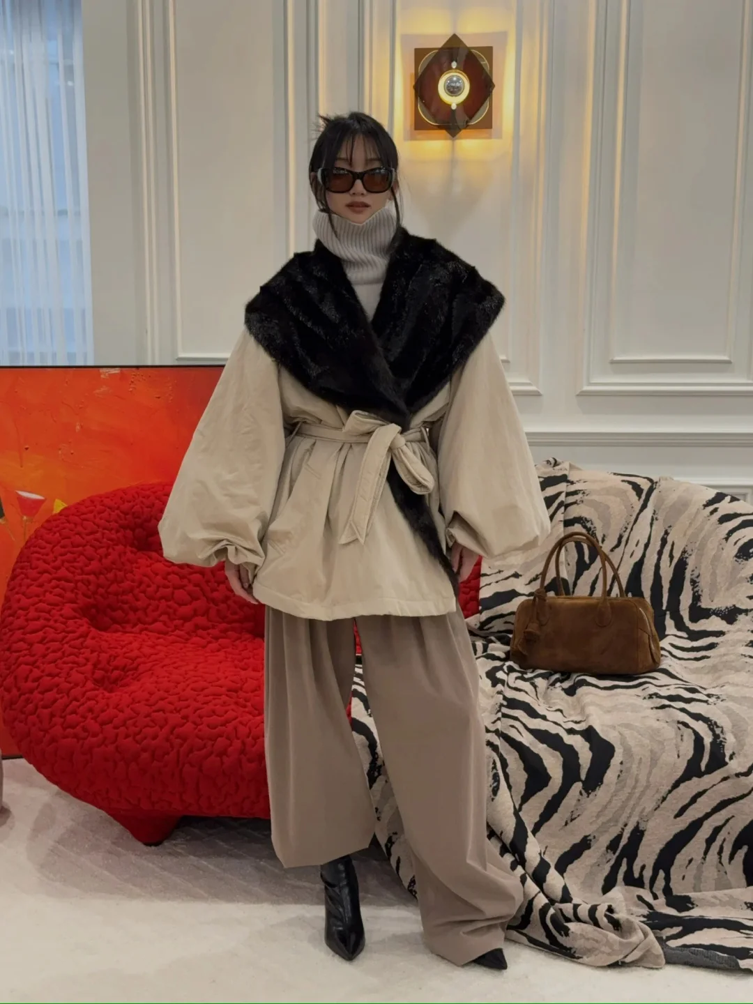 Women's winter long-neck faux fur and cotton quilted coat with drawstring waist and puff sleeves short style overcoat