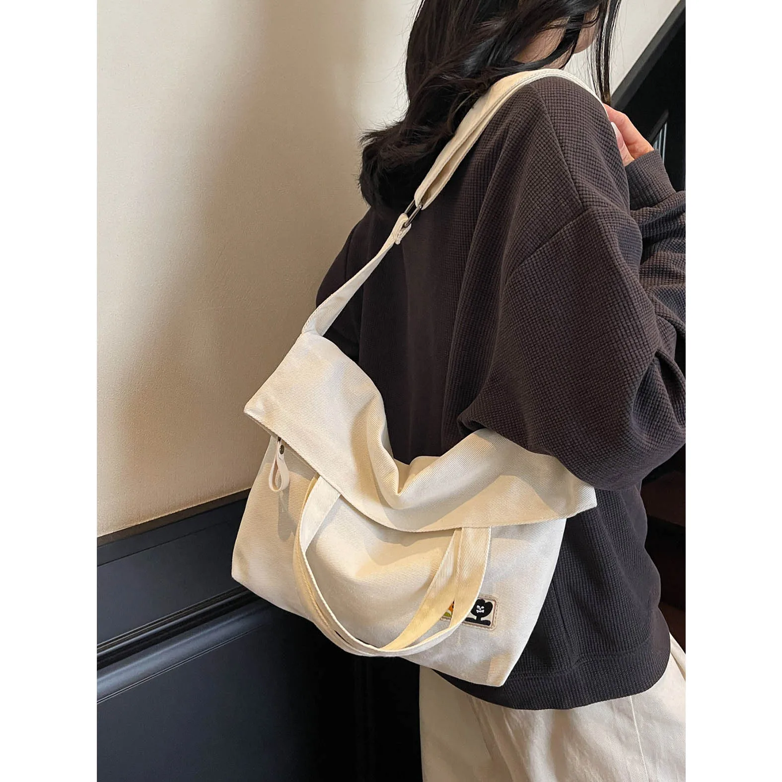 

Large capacity Korean style artistic canvas bag, simple and fashionable women's commuting shoulder bag, hand-held crossbody bag