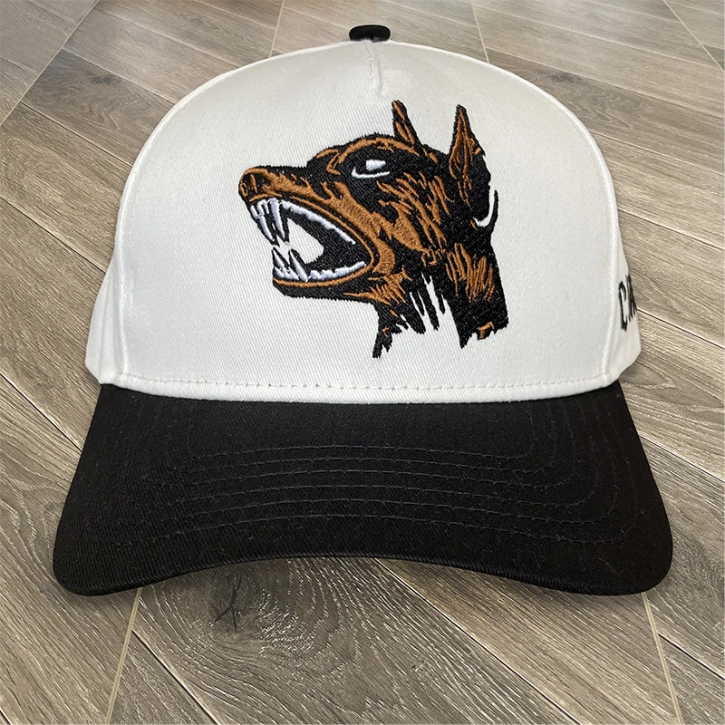 Gorra de béisbol ajustada con logotipo bordado de cabeza de perro TUFF CROWD - Estilo deportivo informal unisex