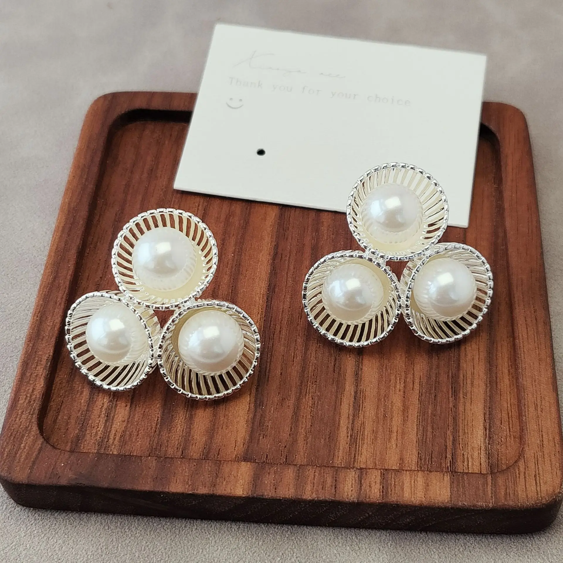 

Ethnic Style Hollow Winter Pearl Earrings High-end Earrings Winter Stud Earrings Atmosphere Niche Light Luxury Women's New Year