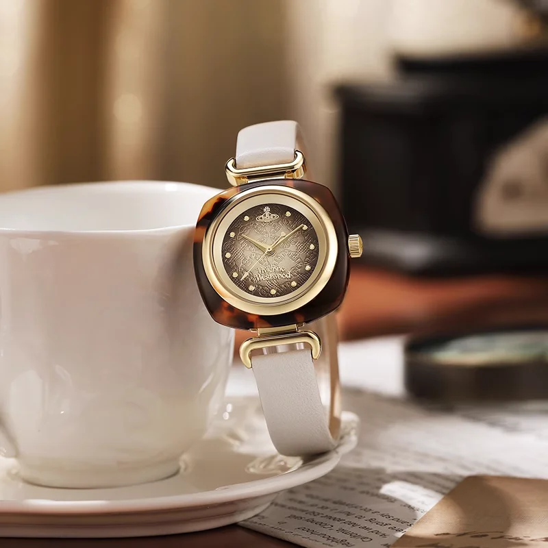 Женские часы Vivienne Westwood с элегантным квадратным корпусом из смолы и белым кожаным ремешком