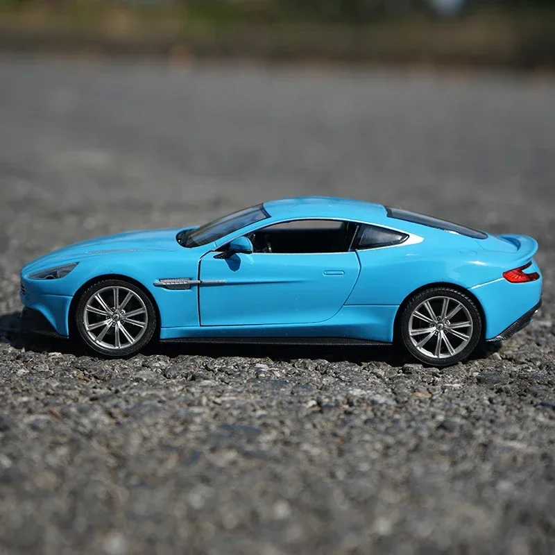 WELLY 1:24 Aston Martin VANQUISH Alloy Sports Car Model Simulation Diecasts Metal Toy Vehicles Model  Collection Boy Gifts