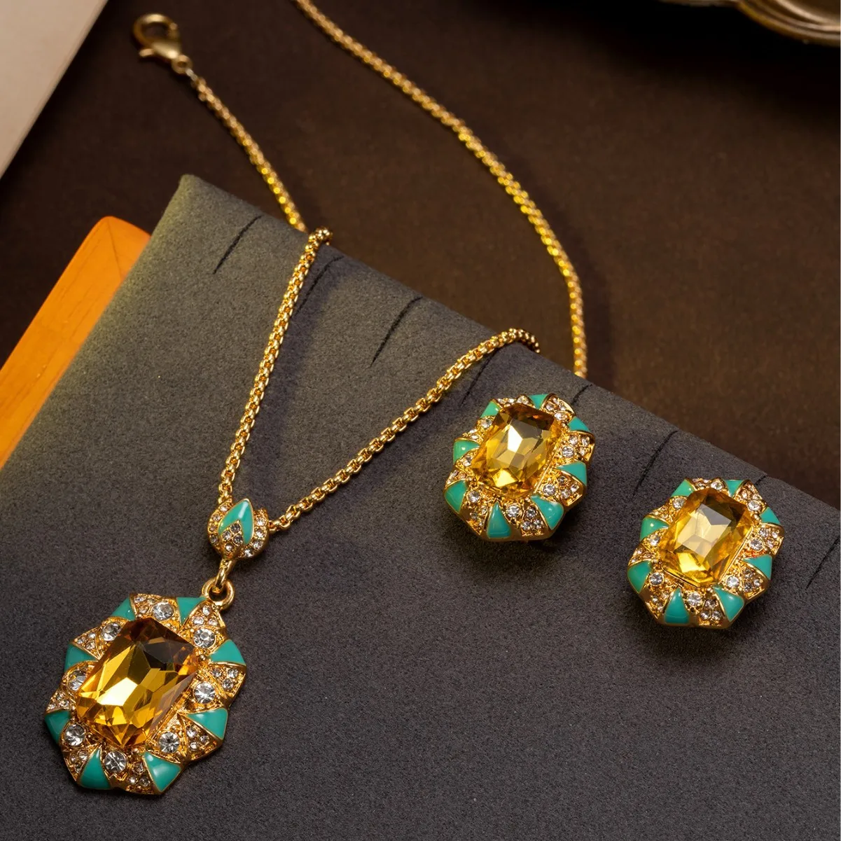vintage enamel diamond yellow cube pendant temperament  תכשיטים necklace medieval pendant for women