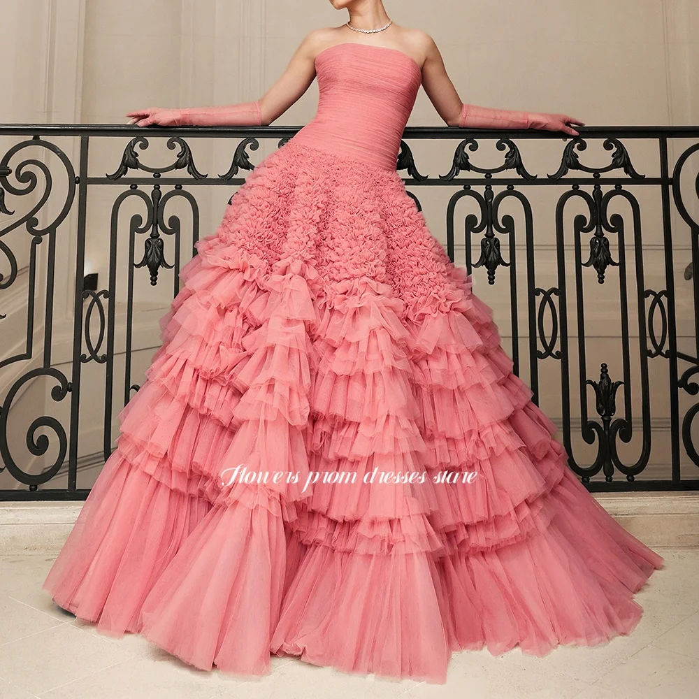 Vestidos de noche de color coral con motivos florales y capas, vestidos de fiesta con corte en línea y pliegues, vestidos de fiesta sin tirantes, vestidos de fiesta con volantes, vestidos de fiesta personalizados.