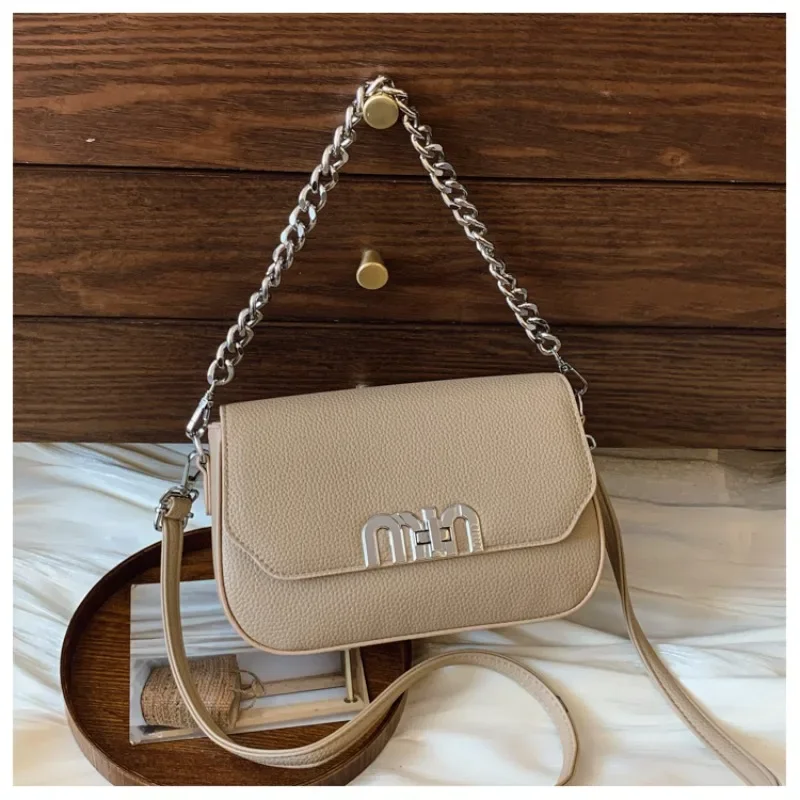 

Стильная пригородная сумка через плечо — минималистичная однотонная сумка-тоут с винтажным буквенным логотипом и большой вместительностью